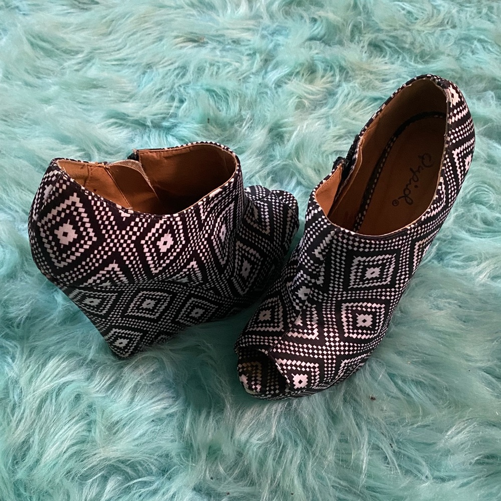 Black and white print wedged shoes